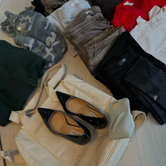 Huge name brand clothing lot - Picture 3 of 10